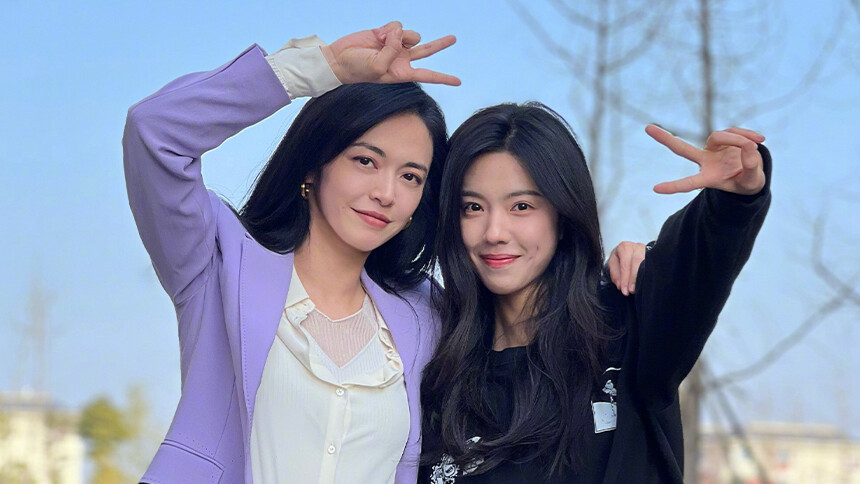 姚晨晒庄达菲探班照片 同框搞怪姐妹情深