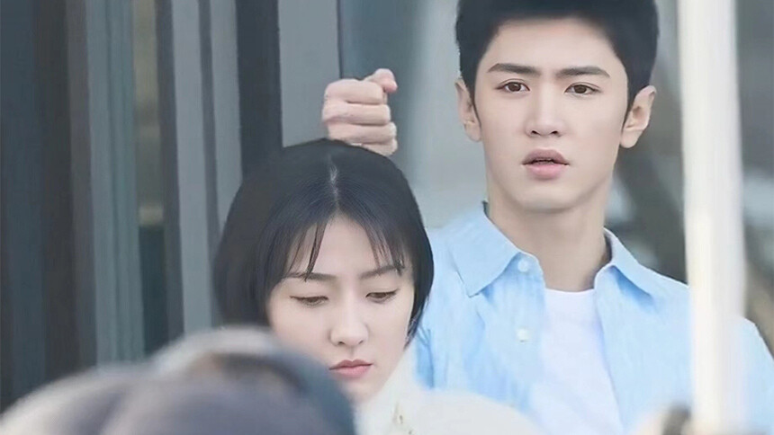 陈哲远梁洁《白色橄榄树》曝新路透 无实物打伞走戏好认真