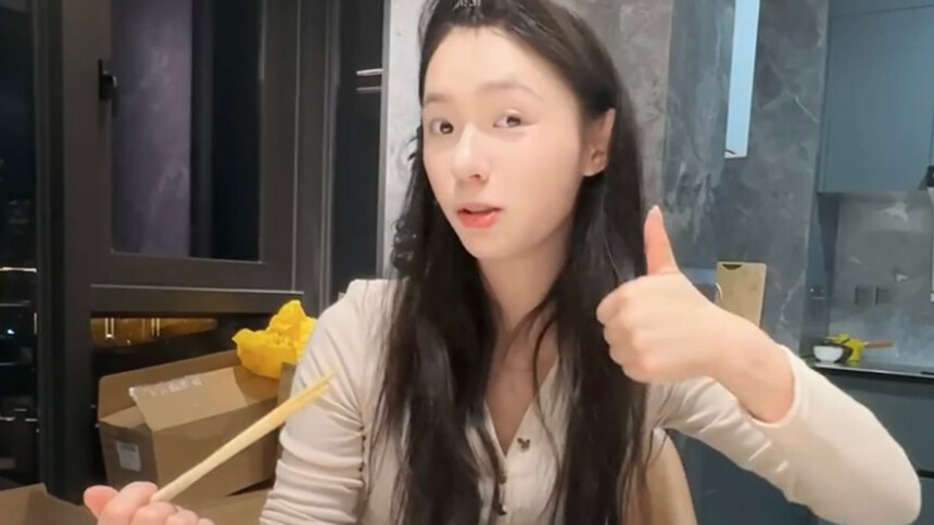 林允分享自制美食视频 素颜买菜超接地气