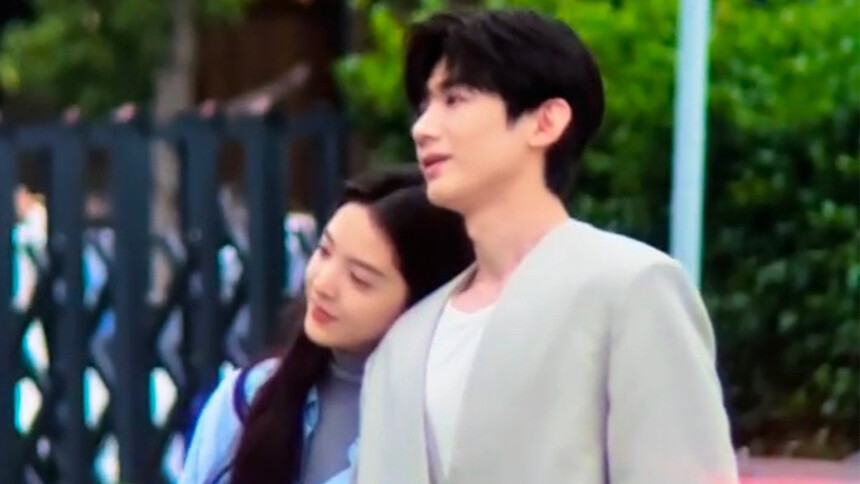 男友力满满！白敬亭《难哄》片场背章若楠