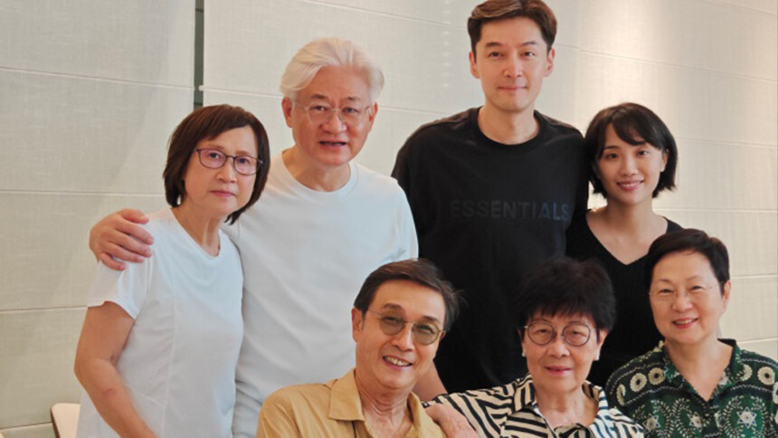 刘松仁分享好友聚会合影 胡歌与妻子甜蜜同框