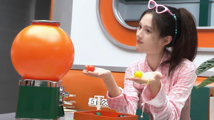 《魔方新世界》独家侧拍：沈羽洁可爱摆拍阳光甜美