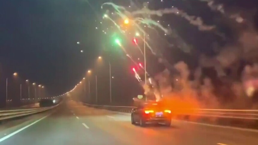 太疯狂！ 浏阳男子驾车燃放“加特林” 行车中燃放三支“加特林” 朝着不同方向喷射