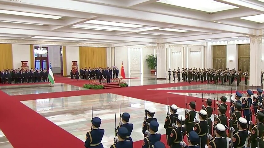 习近平举行仪式欢迎乌兹别克斯坦总统访华