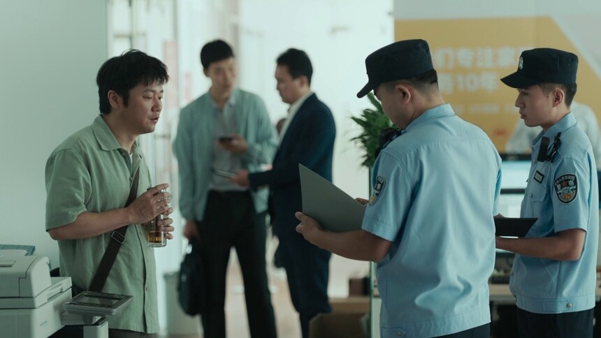 罗宇得知母亲被保姆虐待怒砸中介公司