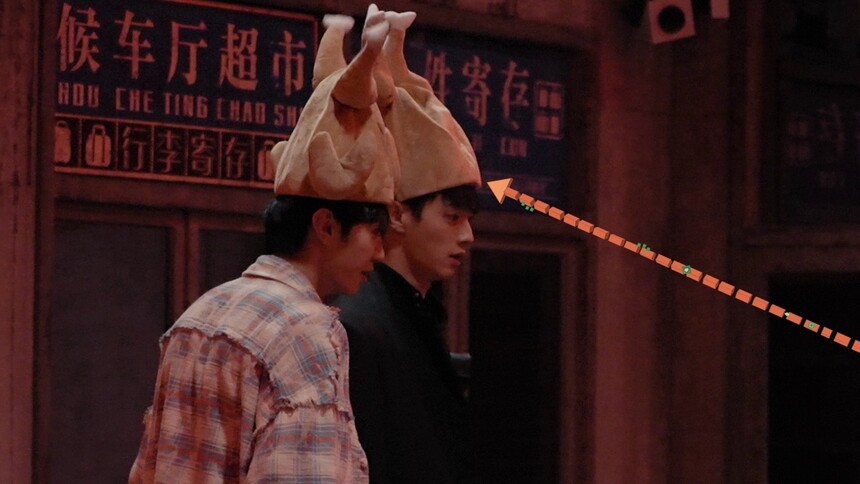 劈叉兄弟上线！许凯陈哲远戴自动劈叉鸡腿头套