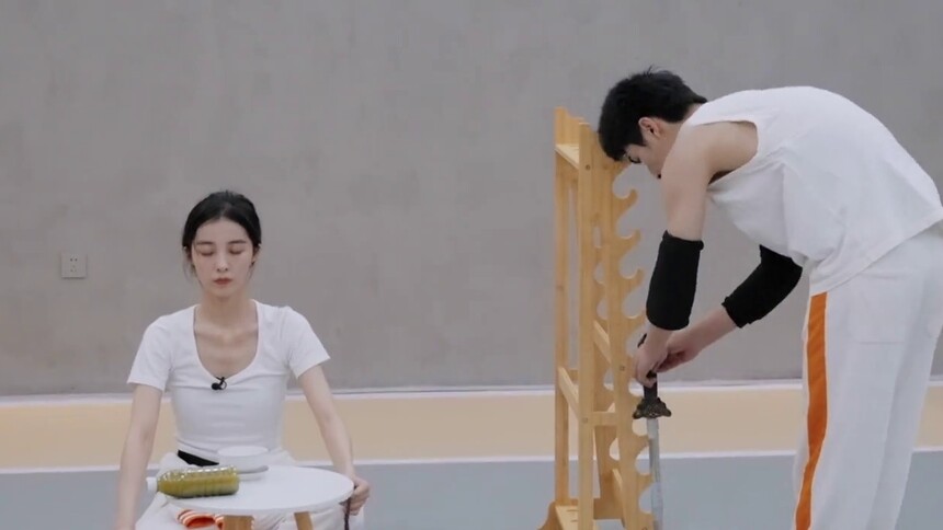 万鹏舞剑气场大开 与张思帆饰演仙侠师徒适配度拉满