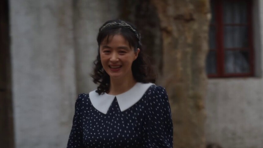 宋莹得知栋哲考上一中，高兴的和林武峰一起奔走相告