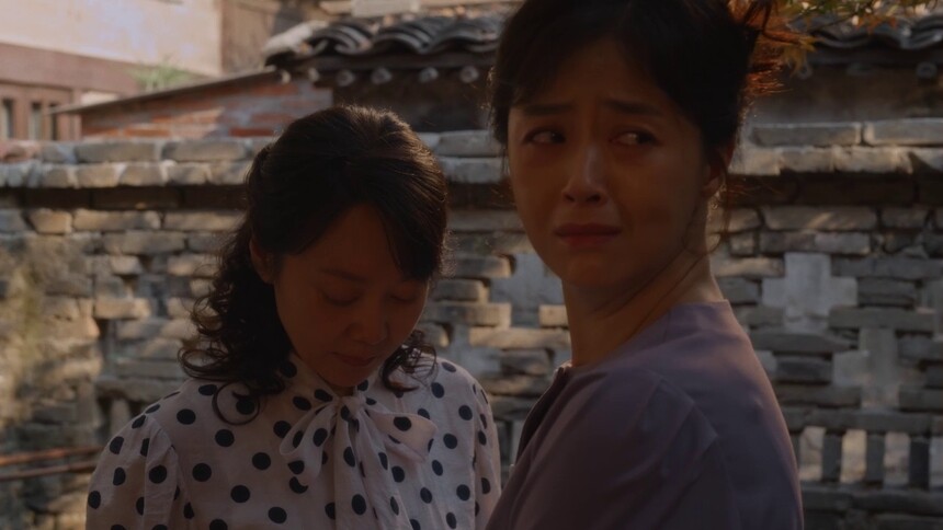 宋莹黄玲在小院告别