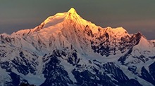 云南德钦：梅里雪山出现“日照金山”绝美景观