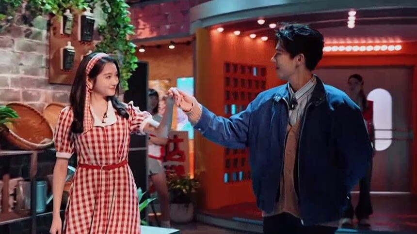 关晓彤畅聊不能错过的美食 王安宇判断谁是“穿越者”