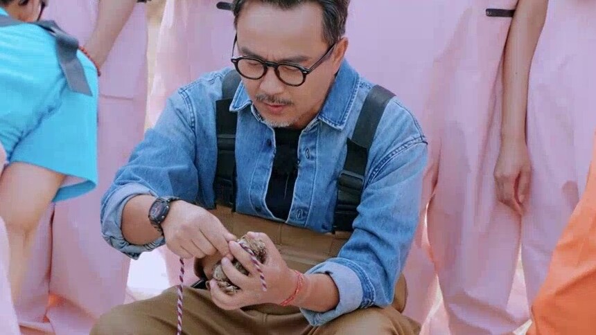 汪涵体验绑大闸蟹，每个步骤都有讲究