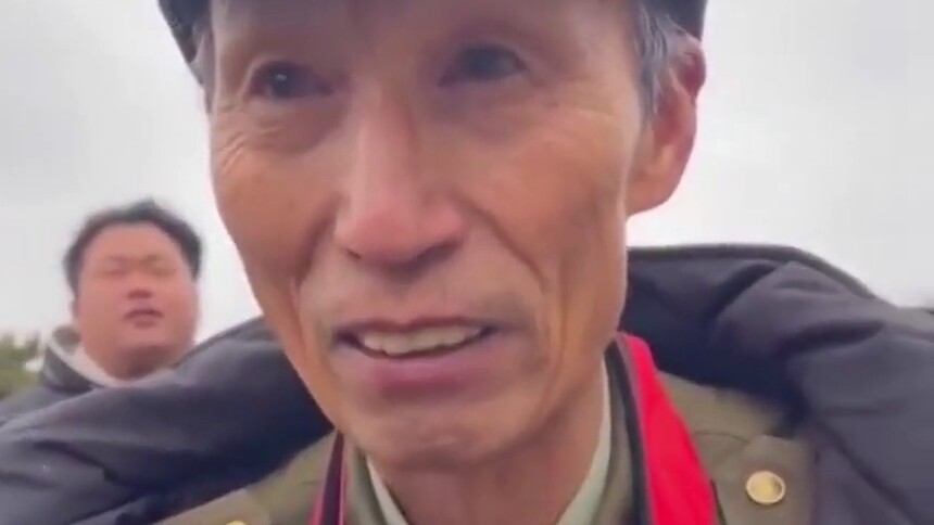掀开大衣露出满胸勋章 老兵刘宝成：我来接英雄回家 每年都来！