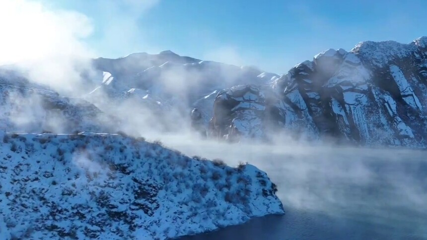 新疆玛纳斯：肯斯瓦特湖水雾蒸腾 宛若仙境