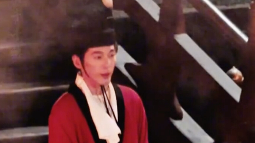 白宇《太平年》红色官服造型 步伐稳重高雅从容
