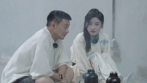 王乔熙打戏学习屡碰壁 周一围暖心安慰