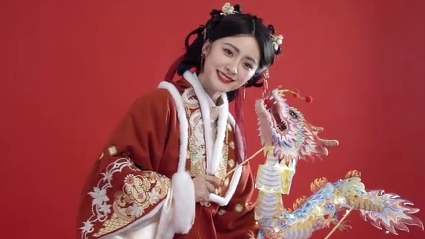 沈月古风红装年味满满 谁家年画娃娃跑出来啦？！