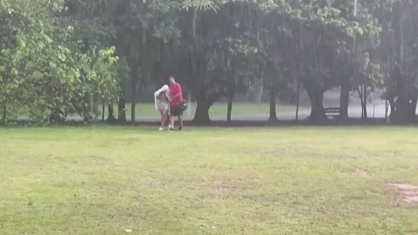 巴西 圣保罗强降雨引发洪水 交通受影响