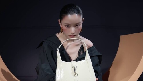 【时尚芭莎】倪妮朦胧微醺感大片 “美”是一种自然流动的感受