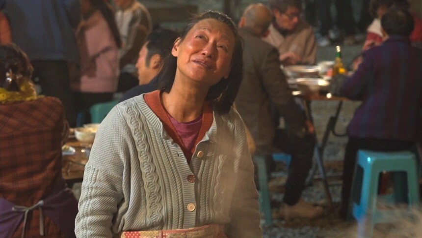 《灿烂的她》曝“酷飒奶奶”特辑 惠英红对瓶吹白酒海量不醉