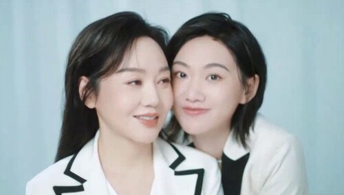 【时尚先生】闫妮邹元清母女温馨大片 “爱”让共鸣超越时代