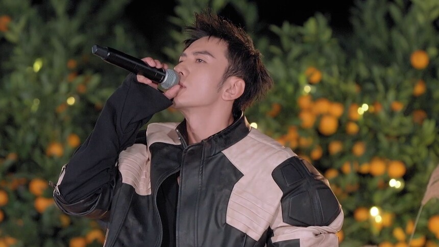 肖顺尧《追光》满怀力量 一路热情向前奔跑