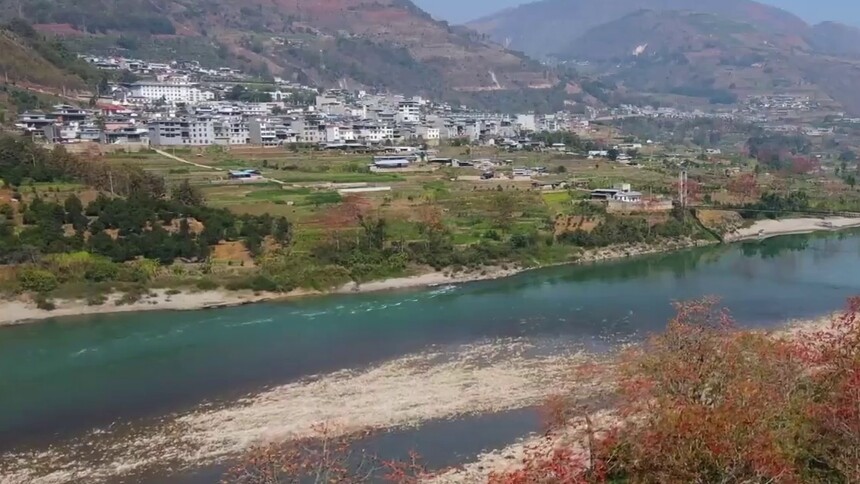 千城胜景丨云南施甸：木棉花开诉春归 艳若朝霞映江堤