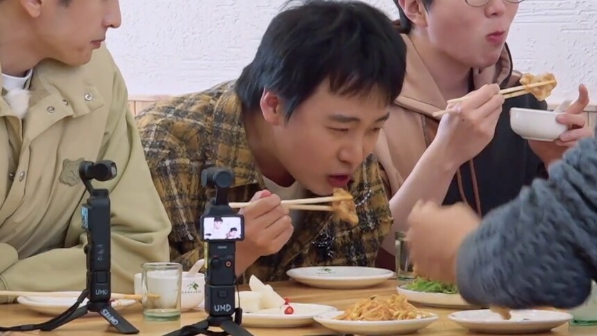 美食博主郭麒麟准时上线！自创吃法看起来也太香了吧！