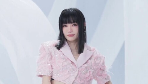 【乘风2024首播创意视频】谢金燕粉色套装裙 落落大方