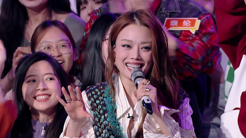 容祖儿开场秀《心淡》 歌迷抢麦成容祖儿贴身保镖