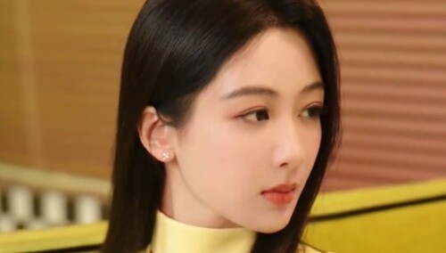 杨紫淡黄长裙黑长直 温婉可人
