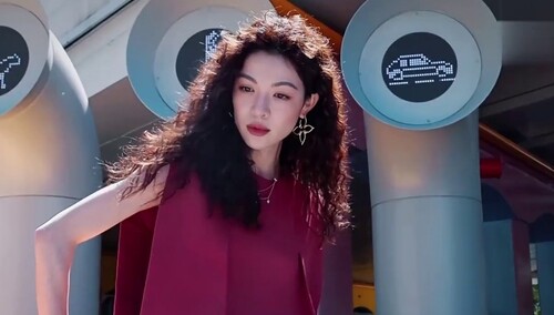 钟楚曦红长裙黑皮靴 羊毛卷发简约摩登