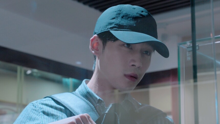《另一种蓝》第34集看点：赵志红说服赵浚偷窃古董，引陈化风心脏病突发！