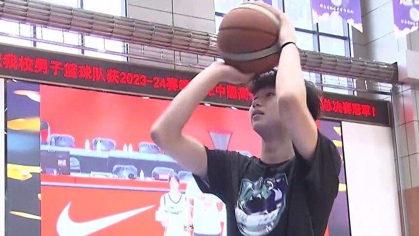 走近篮球少年张文杰 被围着要签名 夺冠后“睡觉的时候都要笑'”