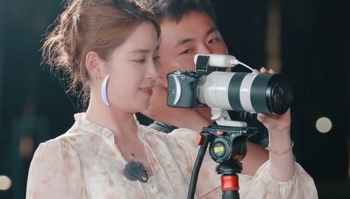 欧阳妮妮拍摄大作全员配合 陶昕然对着妮妮的镜头比心