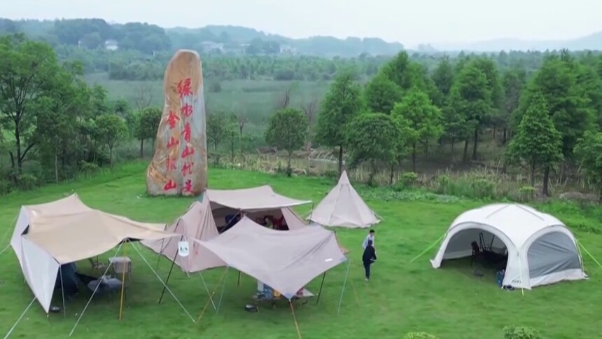 祁阳市：游客扎帐篷游田园 乡村游露营游火热