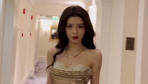 张予曦鎏金抹胸裙 摇曳生姿