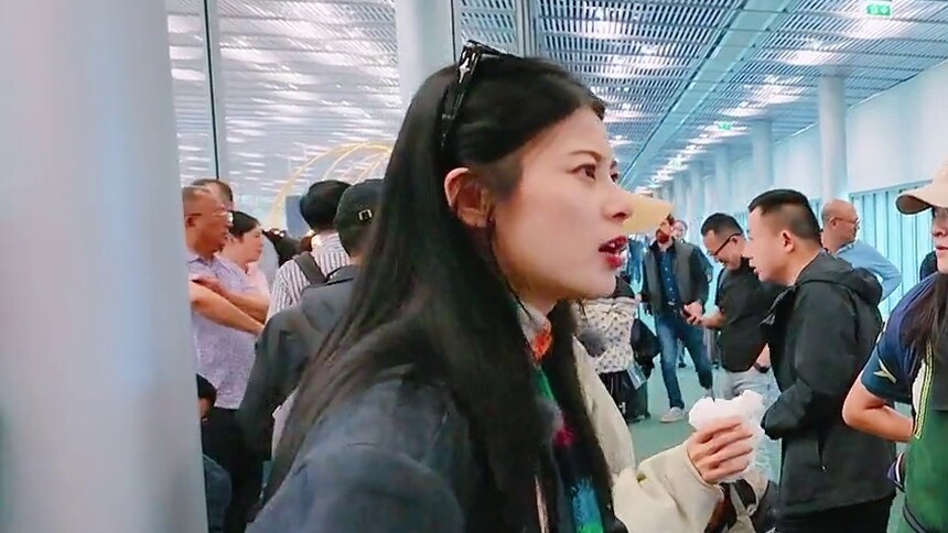 赵昭仪聊天聊到腿抻筋 张翰调侃要给她买拐杖
