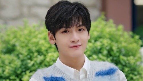 《中餐厅8》出发宣传片 翟潇闻行李成分：微笑服务