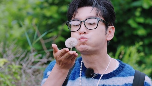 热搜预定！黄晓明模仿雷佳音吹蒲公英