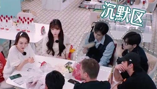 胡一天翟潇闻仿佛坐在了美食沉默区 是谁插不上话了？