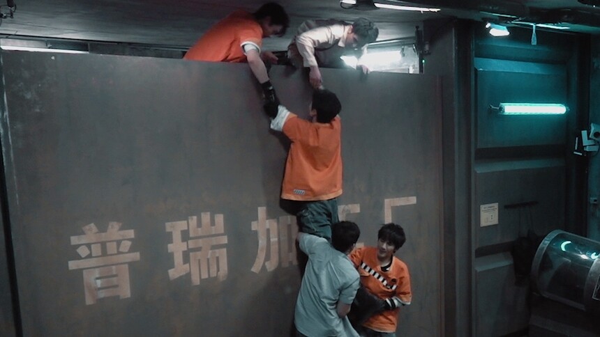 许凯陈哲远帅气“起飞” 人梯翻墙展现超绝团魂！