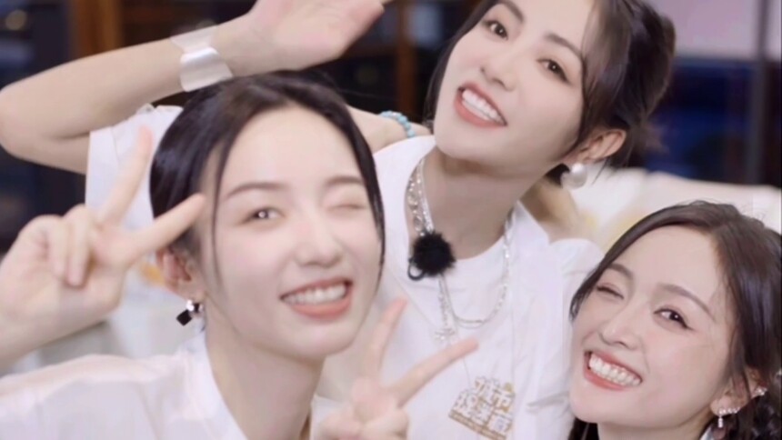 彩蛋：“闪亮姐妹花”吴宣仪谢可寅周也快乐同框