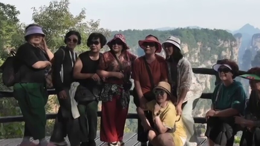 湖南电台世界旅游日特别节目《直播湖南——听见国际张》，张家界市旅游协会会长 丁云勇：张家界的山独一无二，韩国人孝顺父母，就送他们去张家界旅游。