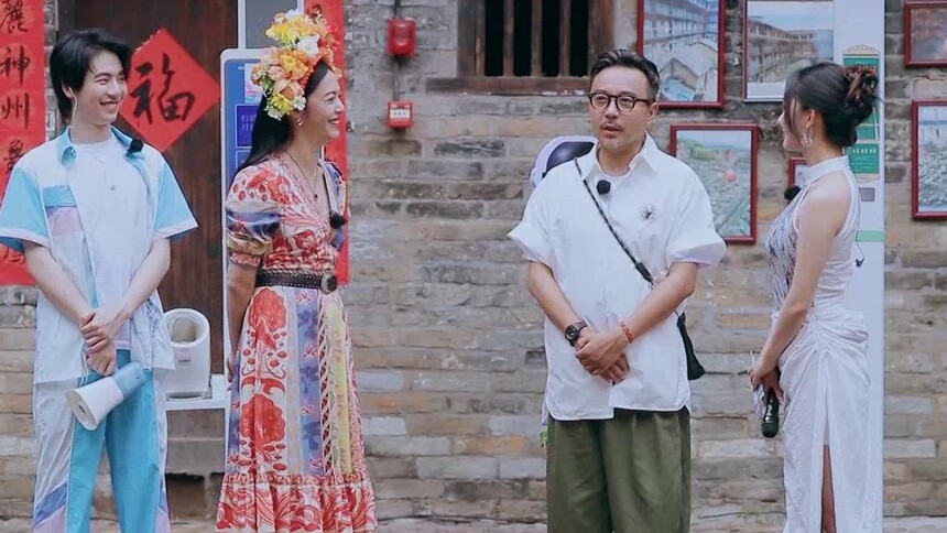 汪涵展示精美湘绣，姚晨簪花造型惊艳出场