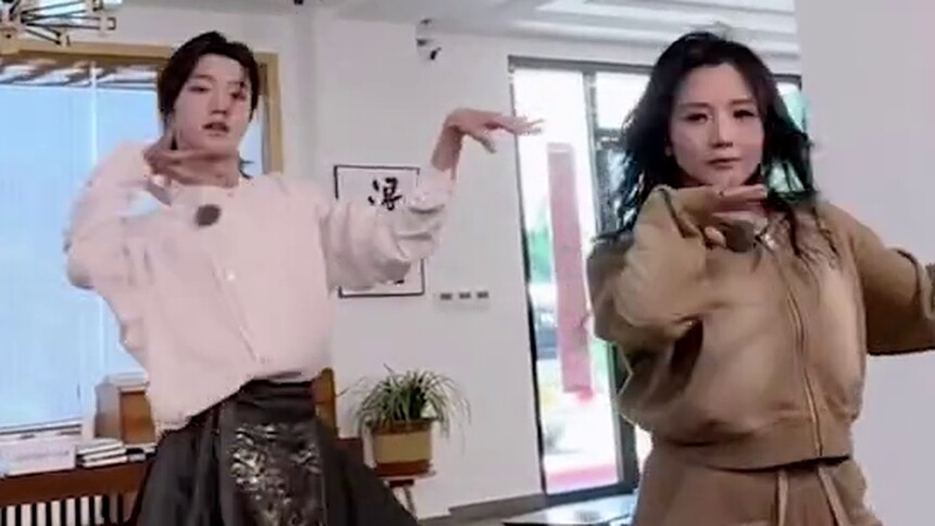 何洁孙滢皓拍舞蹈视频
