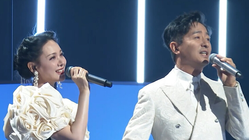 《2025中国网络视听盛典》现场直击：郭晓东程莉莎甜蜜合唱