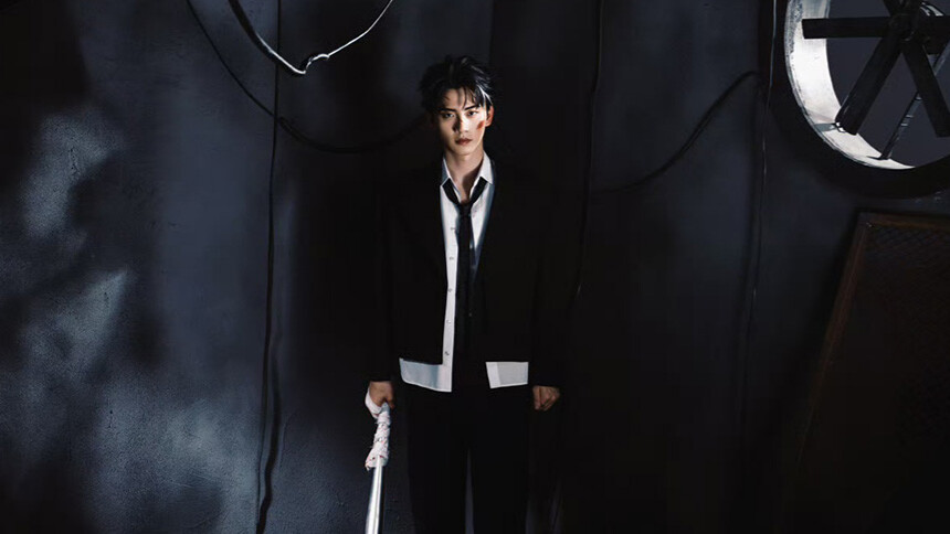 陈鑫海分享战损风大片 黑西装造型张力十足