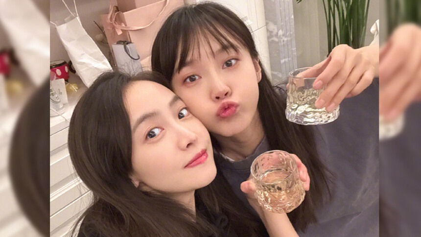 张佳宁晒与宋茜聚会合照 贴脸自拍感情超好