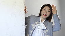 《爸爸当家·慢享季》独家侧拍：张雅莲蓝色套装温婉知性